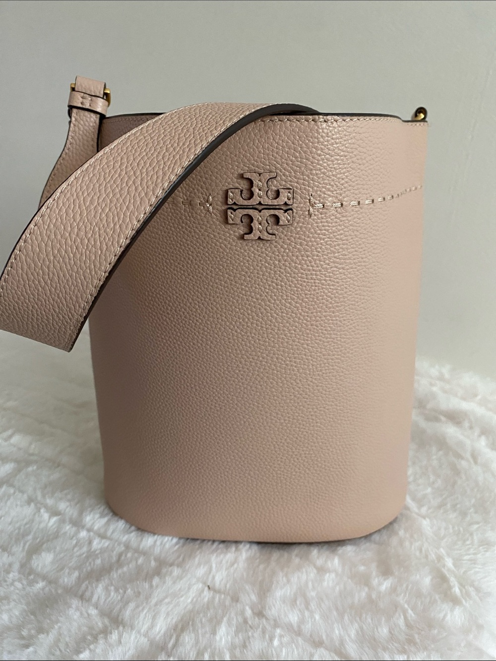 Tory Burch McGraw Logo Plaque Bucket Bag in Fresh Clay Leather
